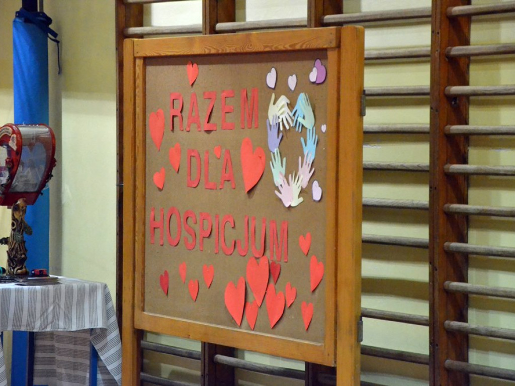 Cały ekonomik pomaga fundacji. Uczniowie zorganizowali charytatywny występ i kiermasz