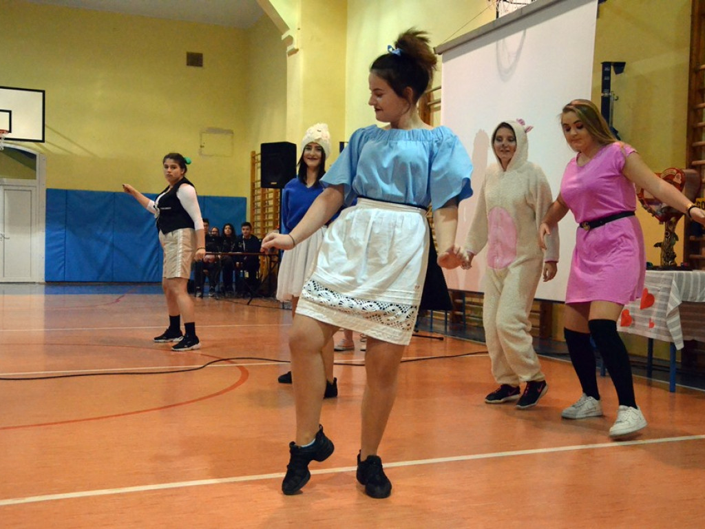 Cały ekonomik pomaga fundacji. Uczniowie zorganizowali charytatywny występ i kiermasz