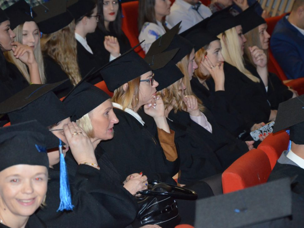 Studenci z dyplomami ukończenia głogowskiej uczelni. Absolutorium w PWSZ