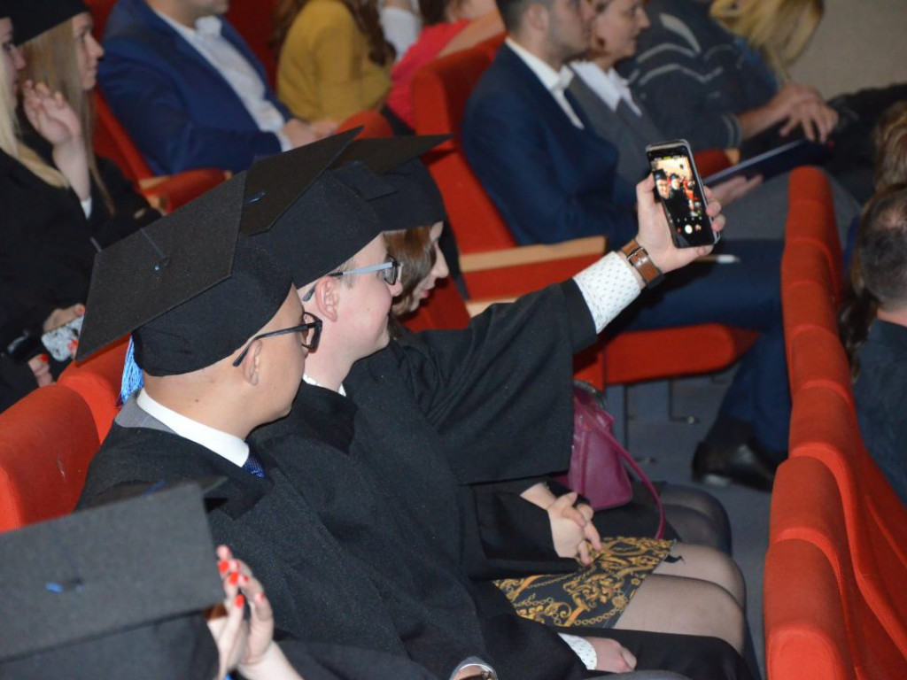 Studenci z dyplomami ukończenia głogowskiej uczelni. Absolutorium w PWSZ