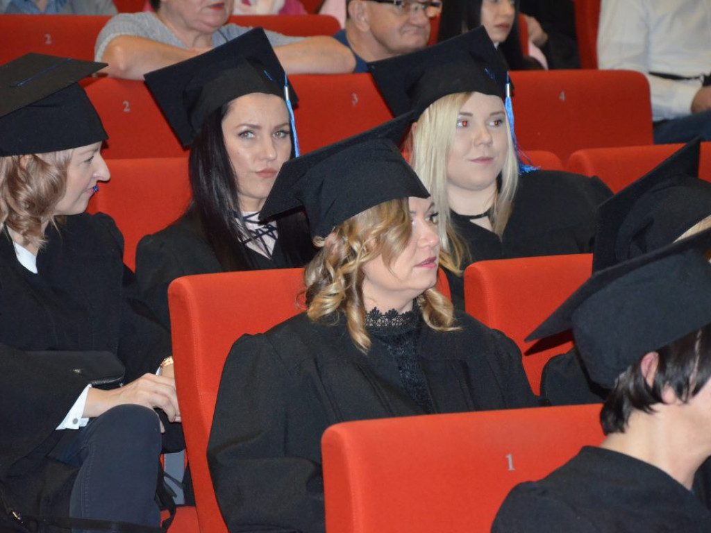 Studenci z dyplomami ukończenia głogowskiej uczelni. Absolutorium w PWSZ