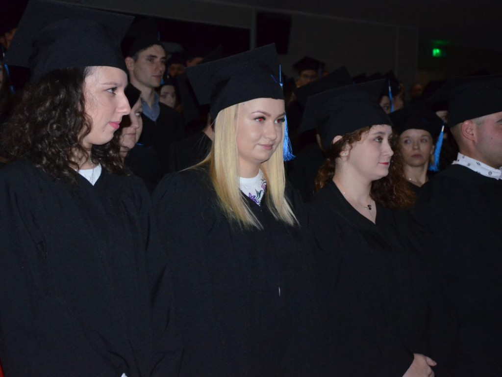 Studenci z dyplomami ukończenia głogowskiej uczelni. Absolutorium w PWSZ