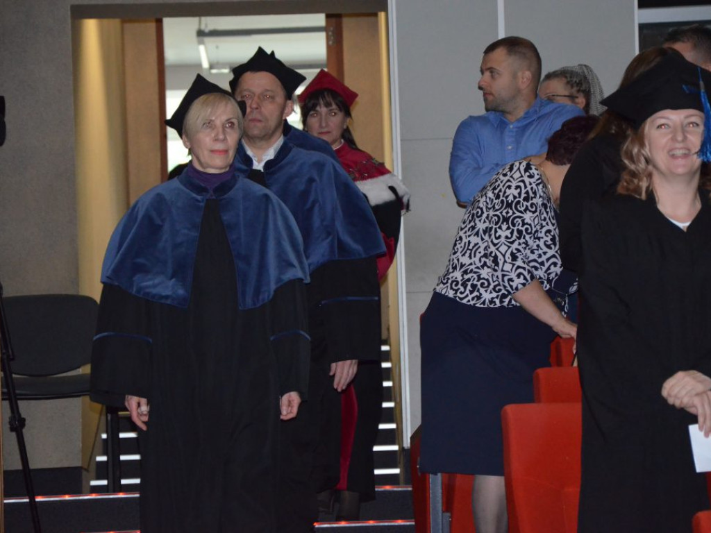 Studenci z dyplomami ukończenia głogowskiej uczelni. Absolutorium w PWSZ