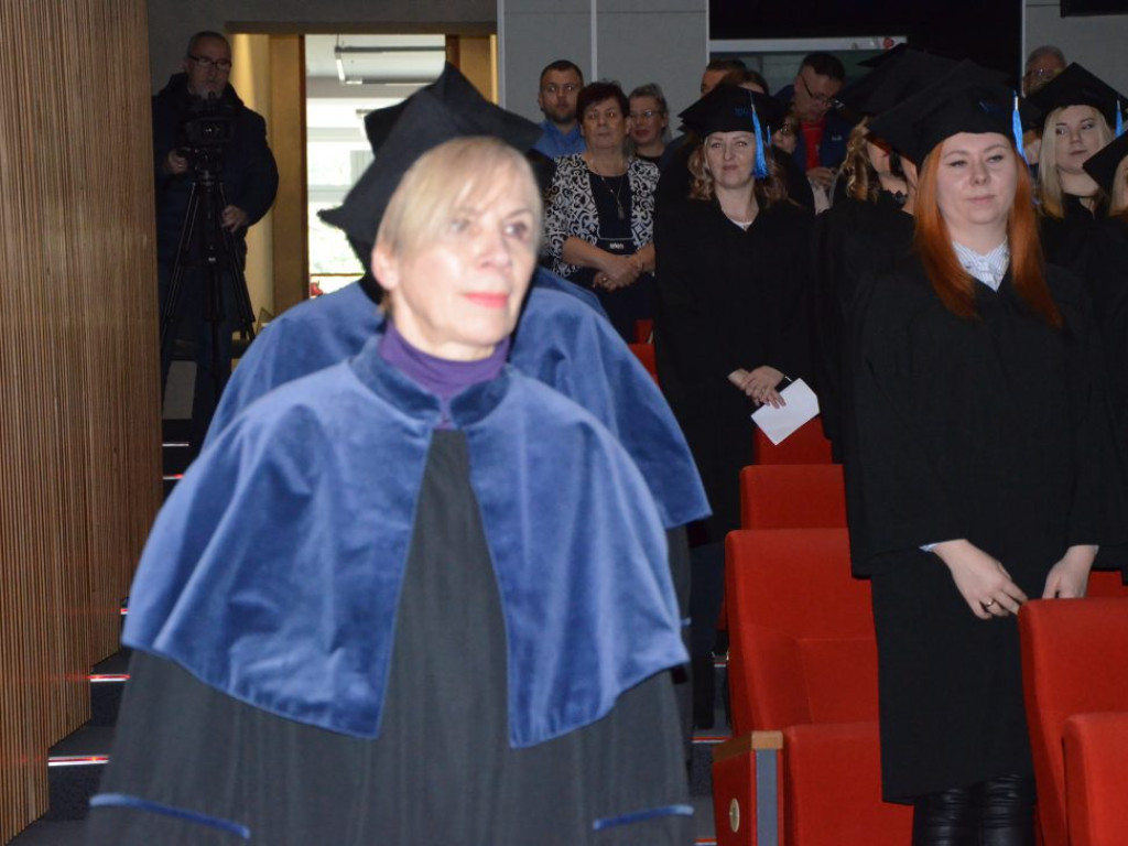 Studenci z dyplomami ukończenia głogowskiej uczelni. Absolutorium w PWSZ