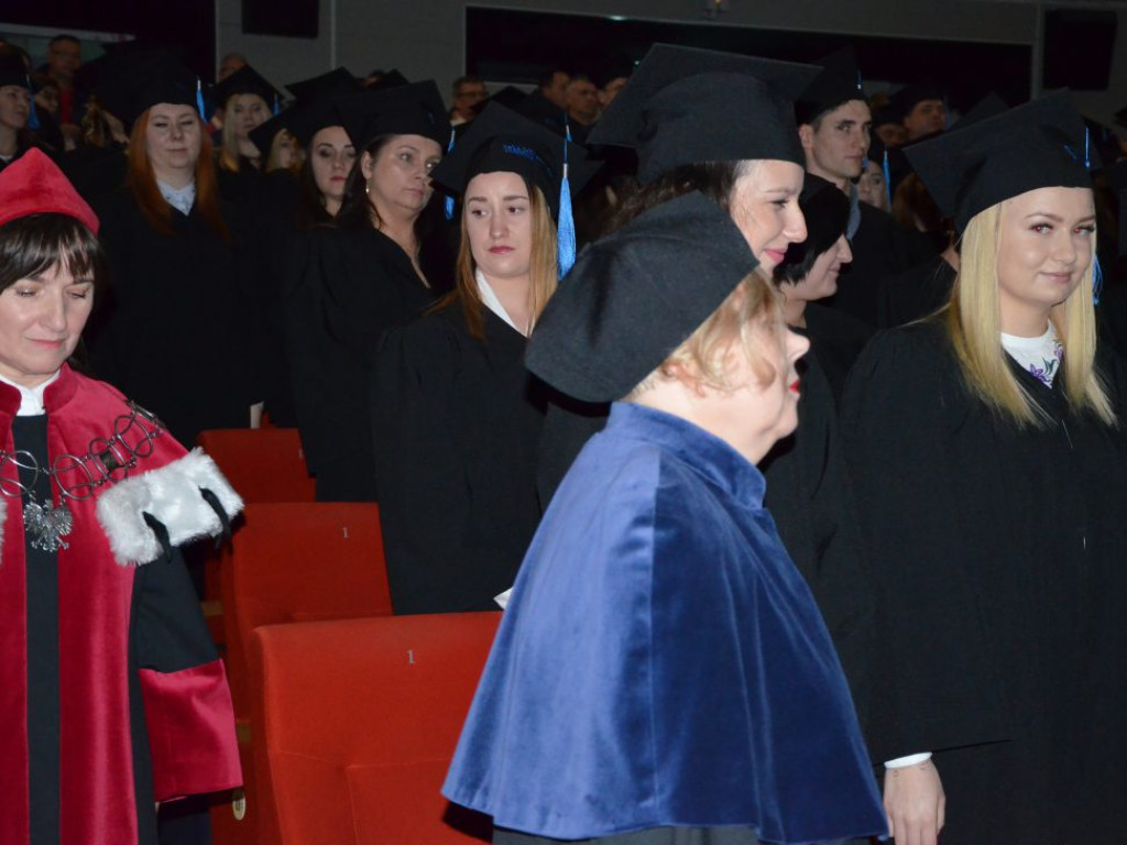 Studenci z dyplomami ukończenia głogowskiej uczelni. Absolutorium w PWSZ