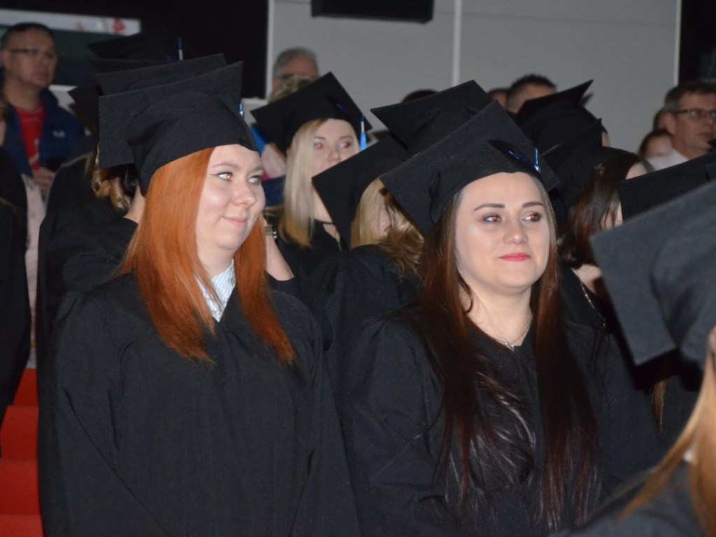 Studenci z dyplomami ukończenia głogowskiej uczelni. Absolutorium w PWSZ