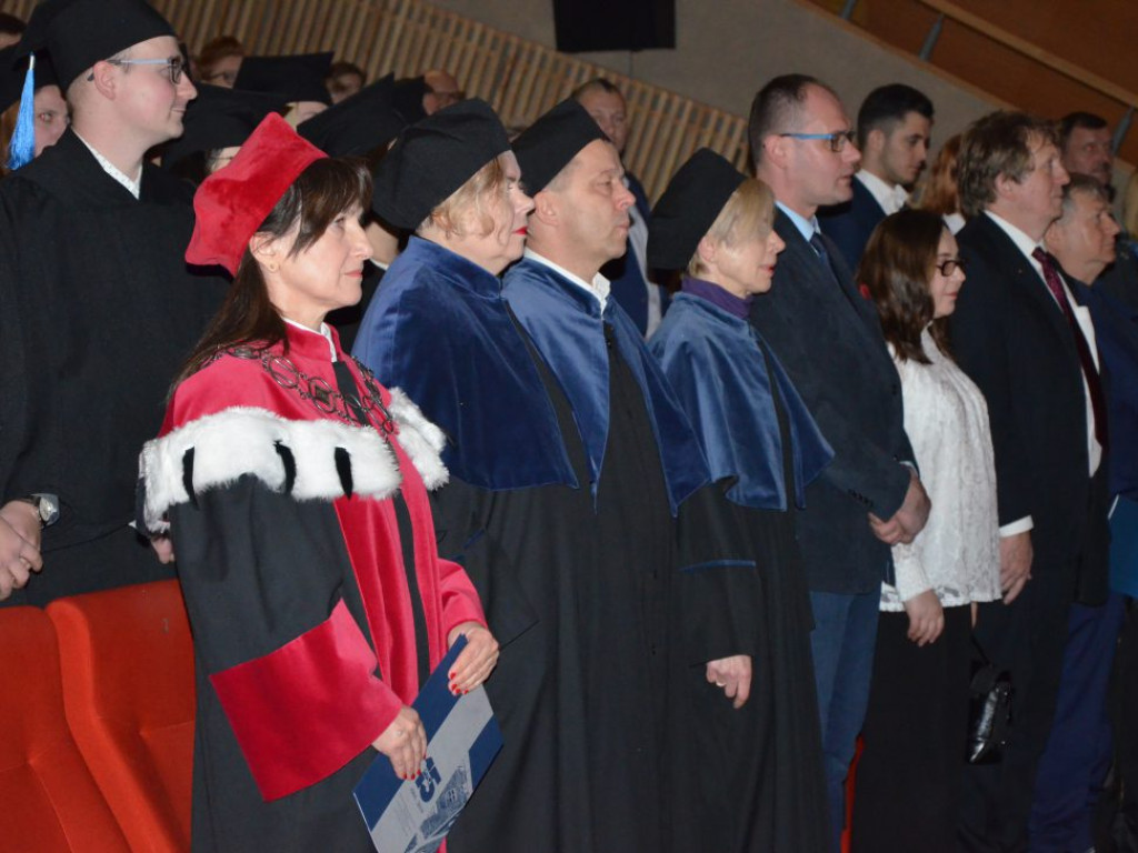 Studenci z dyplomami ukończenia głogowskiej uczelni. Absolutorium w PWSZ