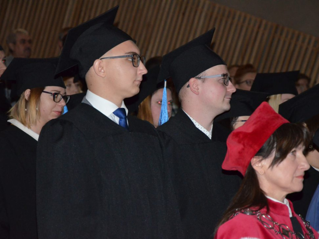 Studenci z dyplomami ukończenia głogowskiej uczelni. Absolutorium w PWSZ