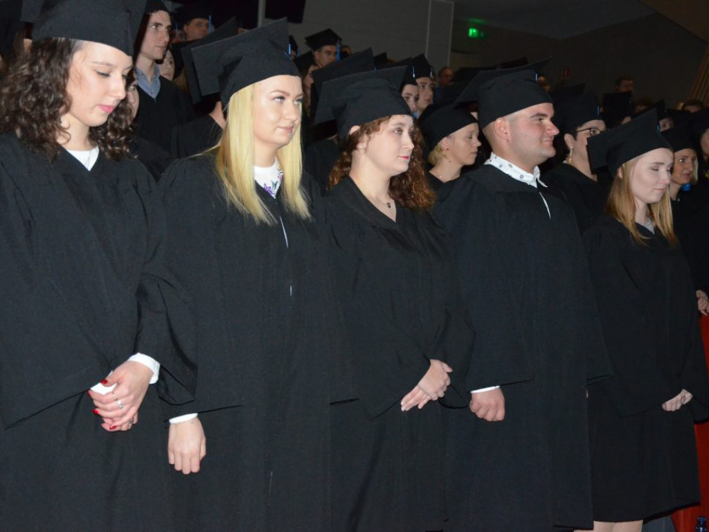 Studenci z dyplomami ukończenia głogowskiej uczelni. Absolutorium w PWSZ