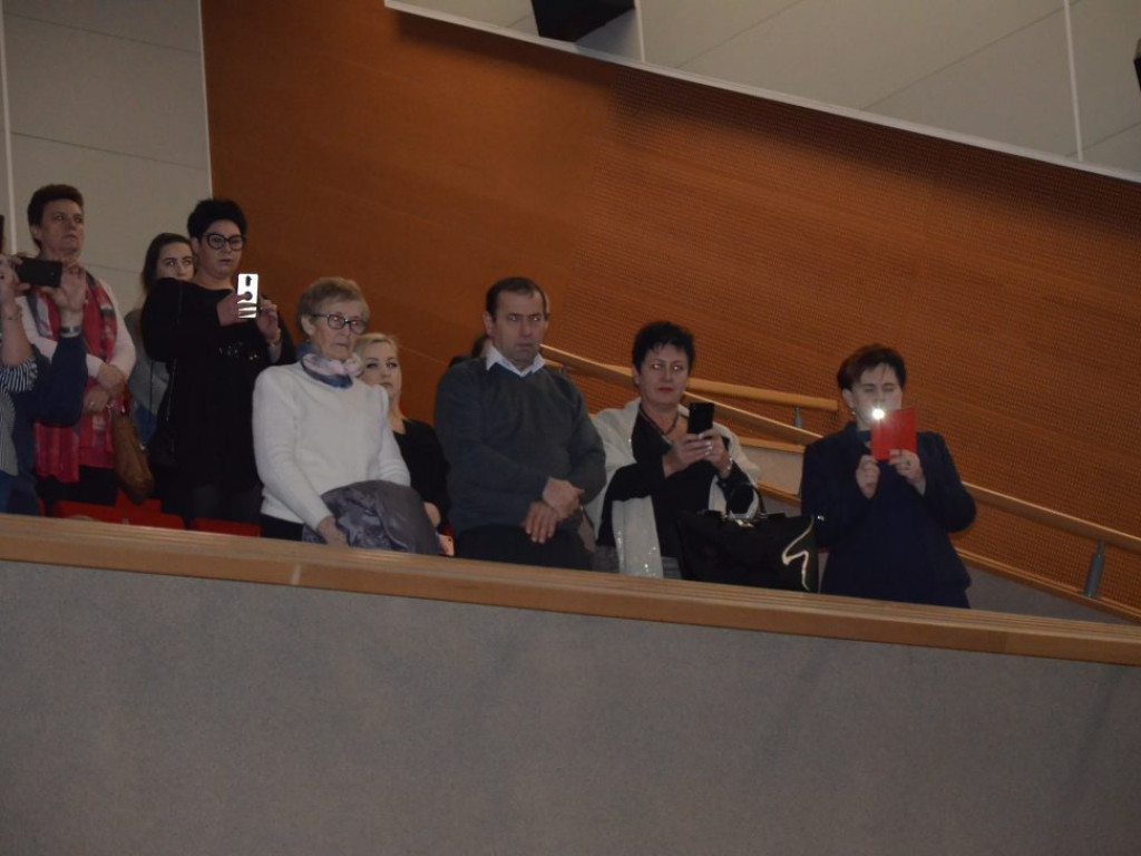 Studenci z dyplomami ukończenia głogowskiej uczelni. Absolutorium w PWSZ