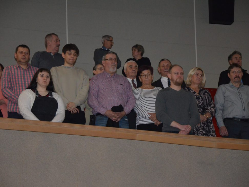 Studenci z dyplomami ukończenia głogowskiej uczelni. Absolutorium w PWSZ