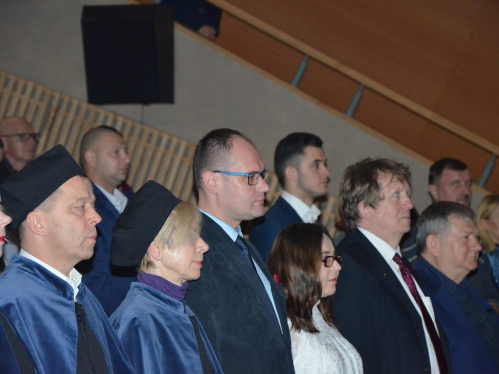 Studenci z dyplomami ukończenia głogowskiej uczelni. Absolutorium w PWSZ