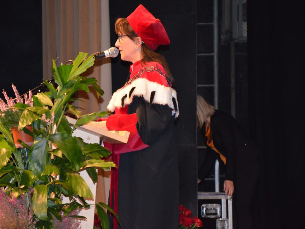 Studenci z dyplomami ukończenia głogowskiej uczelni. Absolutorium w PWSZ