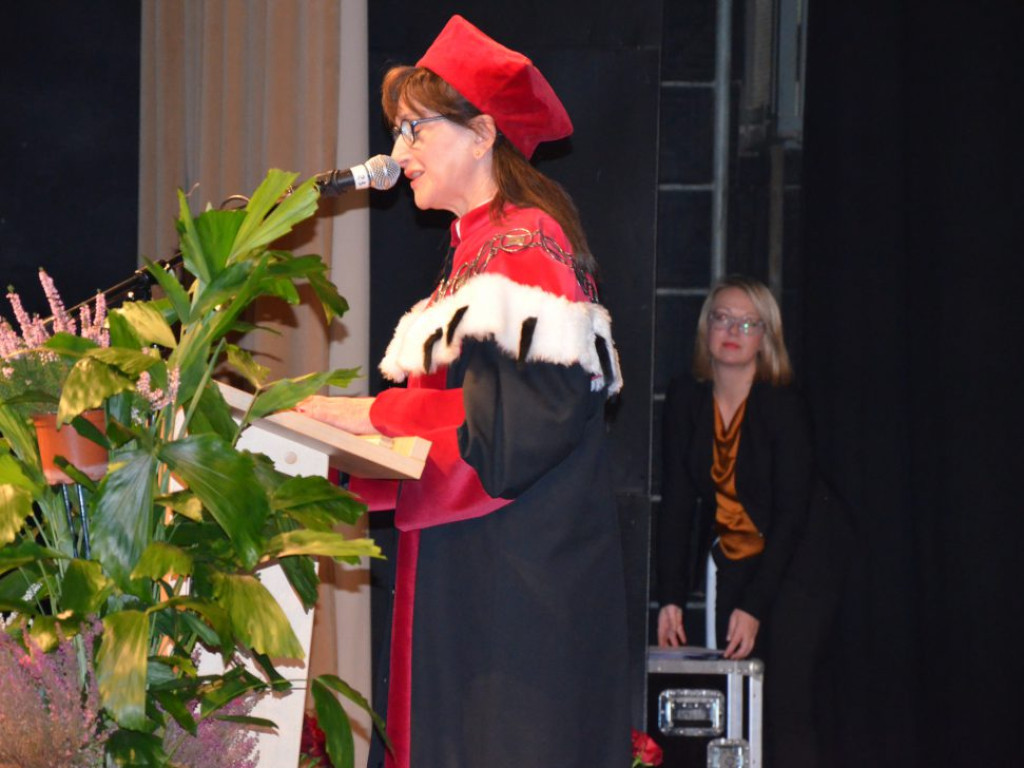 Studenci z dyplomami ukończenia głogowskiej uczelni. Absolutorium w PWSZ