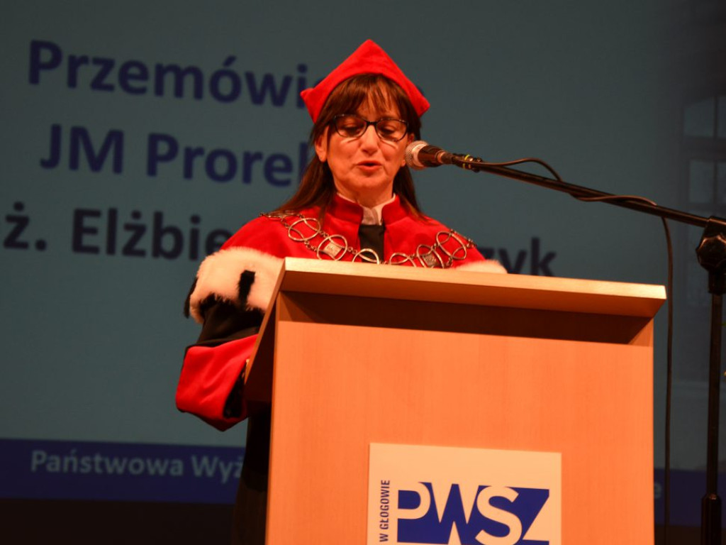 Studenci z dyplomami ukończenia głogowskiej uczelni. Absolutorium w PWSZ