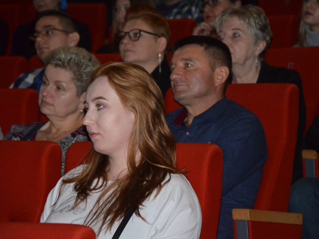 Studenci z dyplomami ukończenia głogowskiej uczelni. Absolutorium w PWSZ