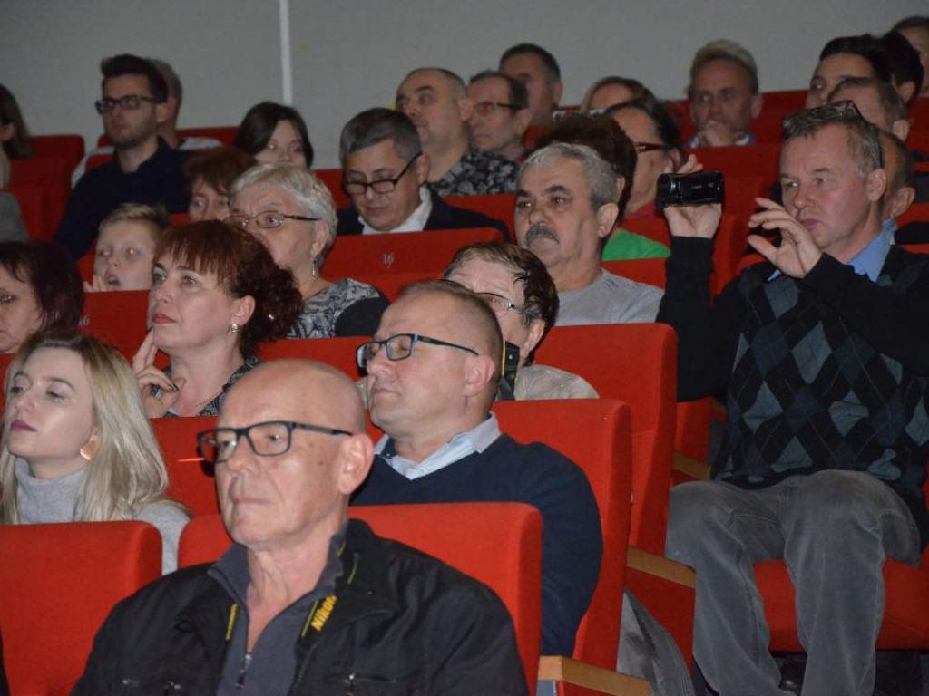 Studenci z dyplomami ukończenia głogowskiej uczelni. Absolutorium w PWSZ