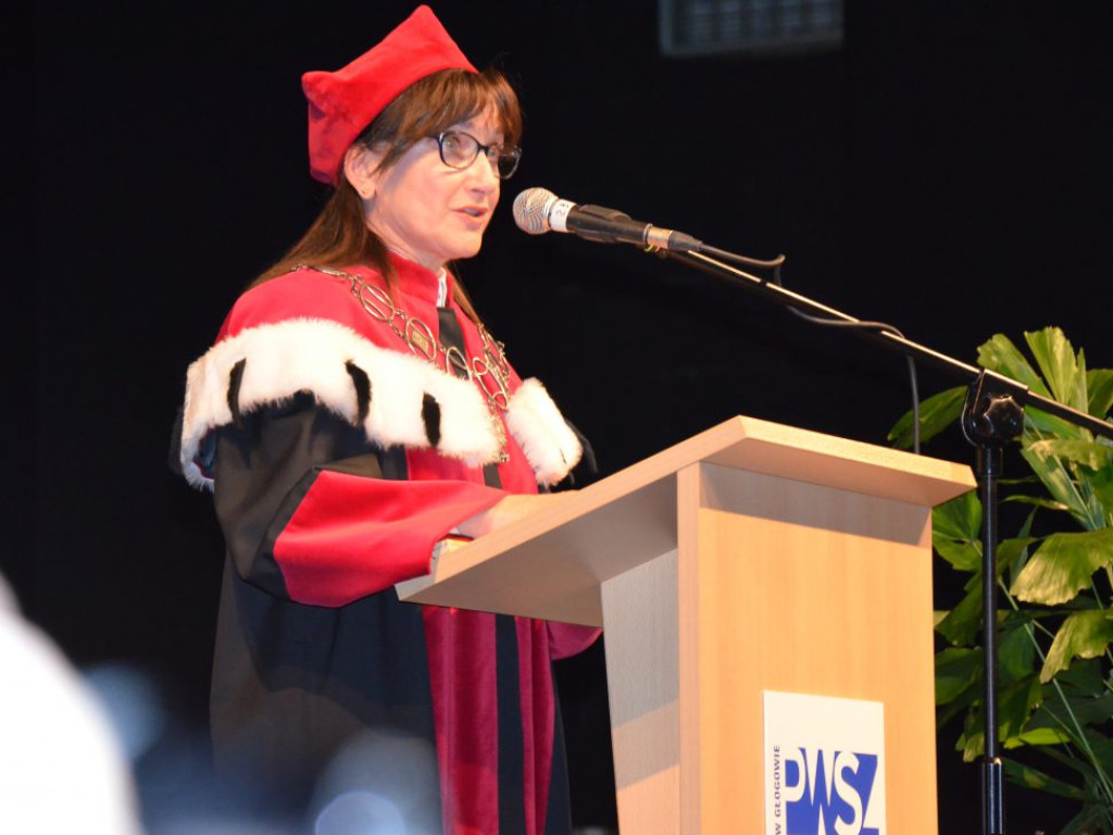 Studenci z dyplomami ukończenia głogowskiej uczelni. Absolutorium w PWSZ