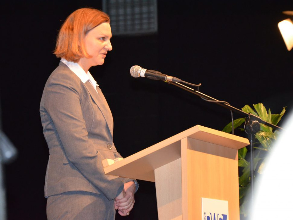 Studenci z dyplomami ukończenia głogowskiej uczelni. Absolutorium w PWSZ