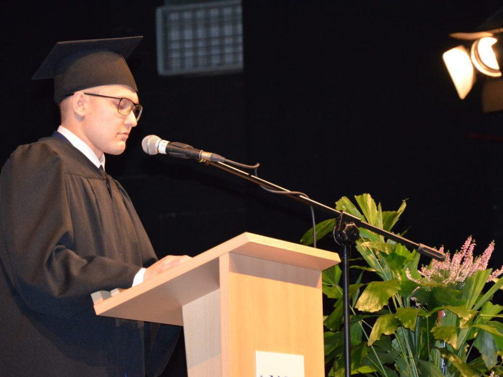 Studenci z dyplomami ukończenia głogowskiej uczelni. Absolutorium w PWSZ