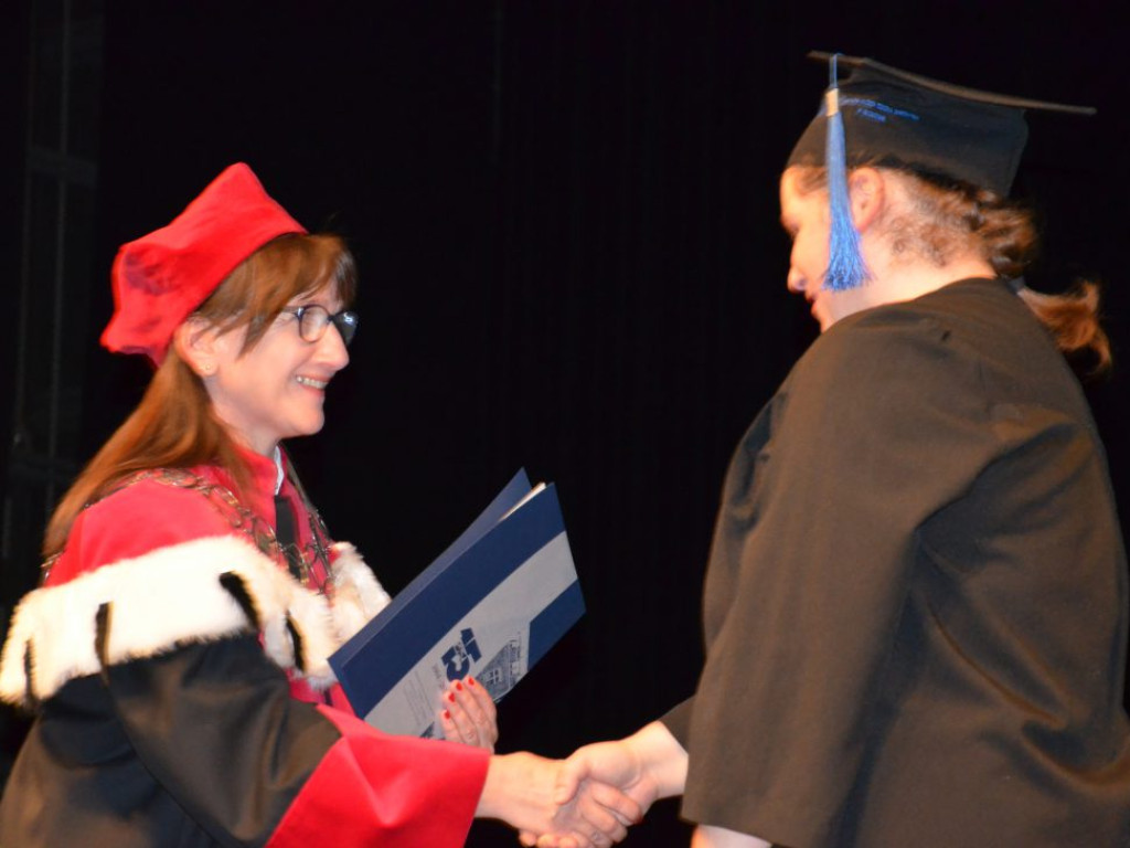 Studenci z dyplomami ukończenia głogowskiej uczelni. Absolutorium w PWSZ