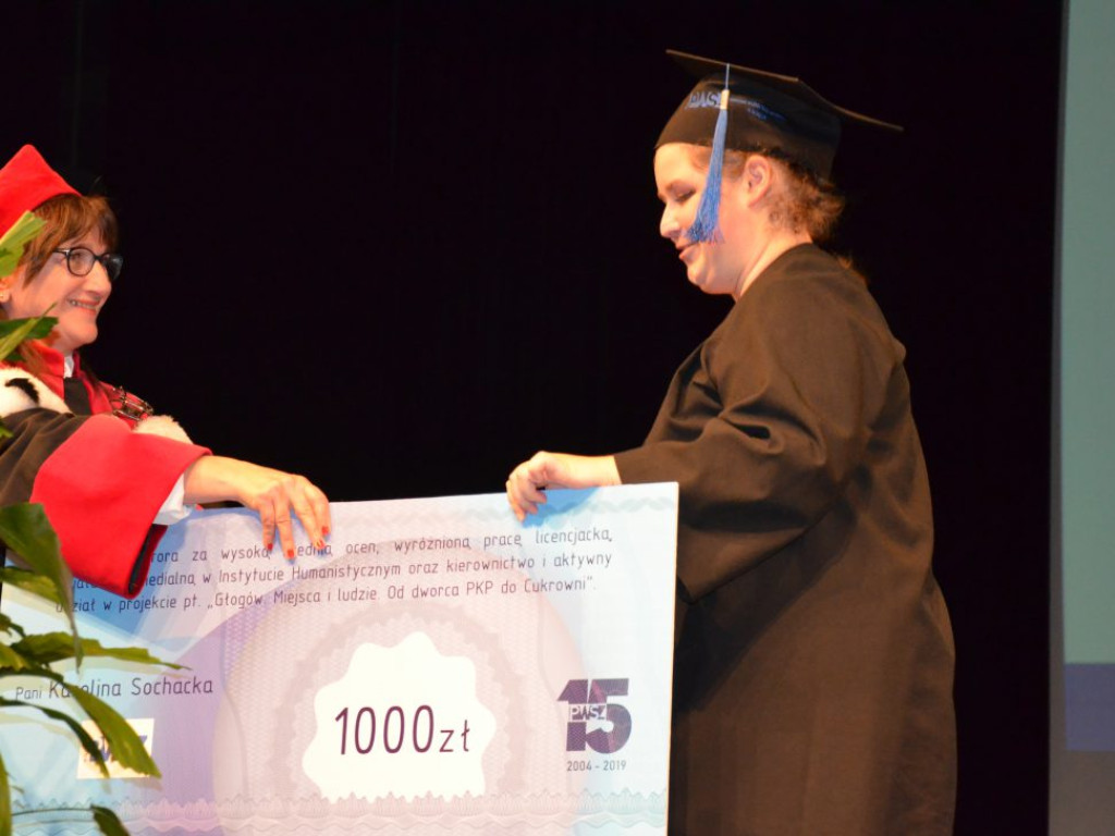 Studenci z dyplomami ukończenia głogowskiej uczelni. Absolutorium w PWSZ