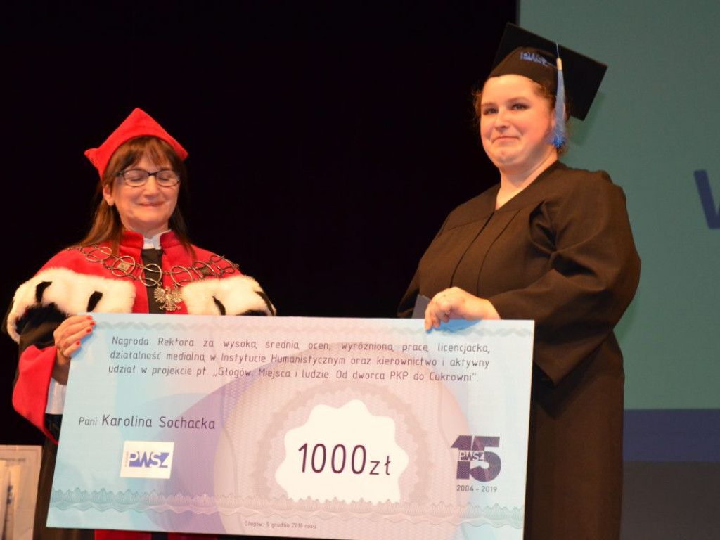 Studenci z dyplomami ukończenia głogowskiej uczelni. Absolutorium w PWSZ