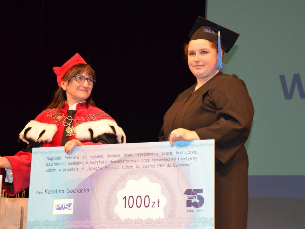 Studenci z dyplomami ukończenia głogowskiej uczelni. Absolutorium w PWSZ