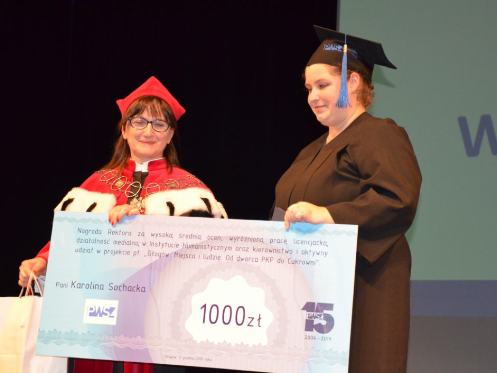 Studenci z dyplomami ukończenia głogowskiej uczelni. Absolutorium w PWSZ