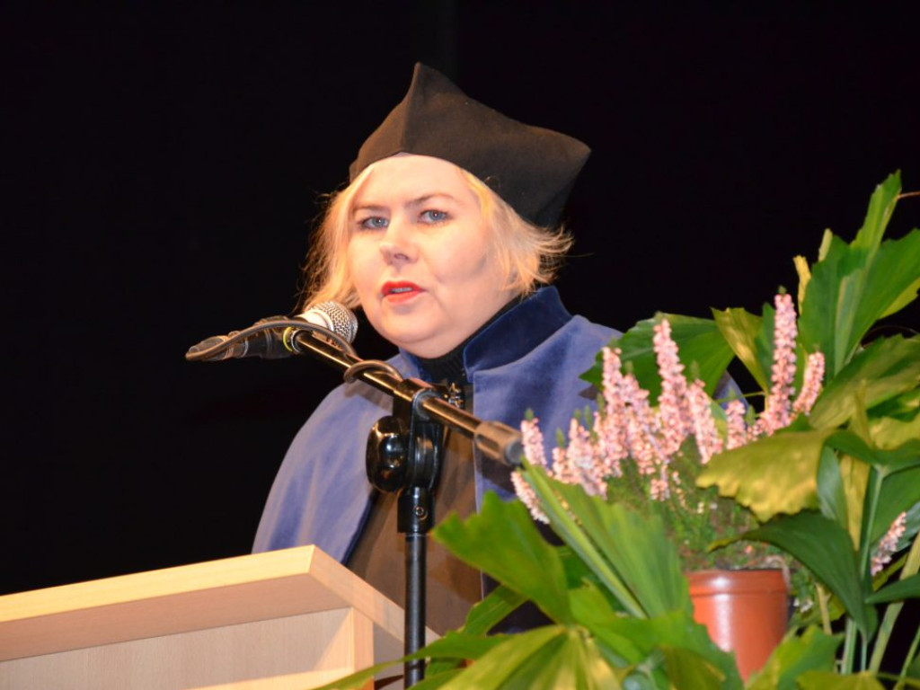 Studenci z dyplomami ukończenia głogowskiej uczelni. Absolutorium w PWSZ