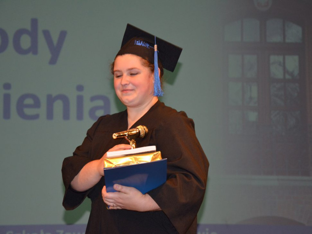 Studenci z dyplomami ukończenia głogowskiej uczelni. Absolutorium w PWSZ