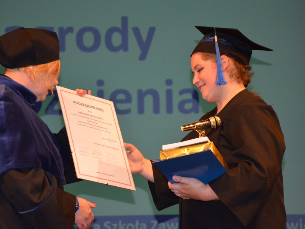 Studenci z dyplomami ukończenia głogowskiej uczelni. Absolutorium w PWSZ