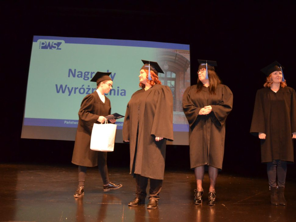 Studenci z dyplomami ukończenia głogowskiej uczelni. Absolutorium w PWSZ