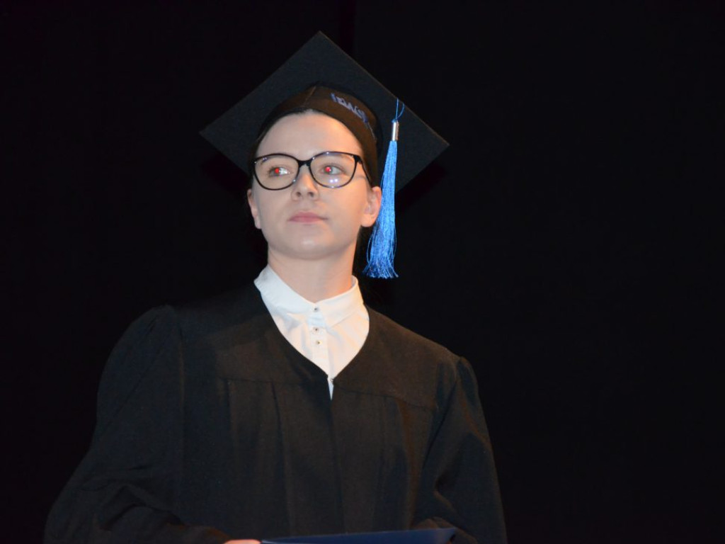 Studenci z dyplomami ukończenia głogowskiej uczelni. Absolutorium w PWSZ