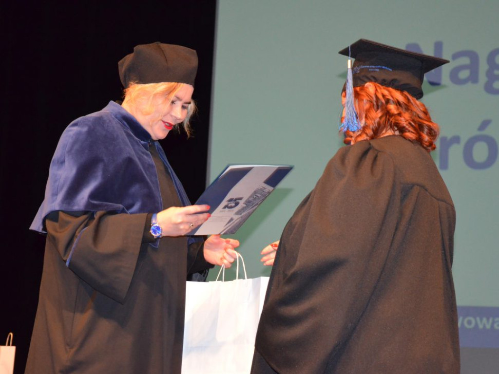 Studenci z dyplomami ukończenia głogowskiej uczelni. Absolutorium w PWSZ