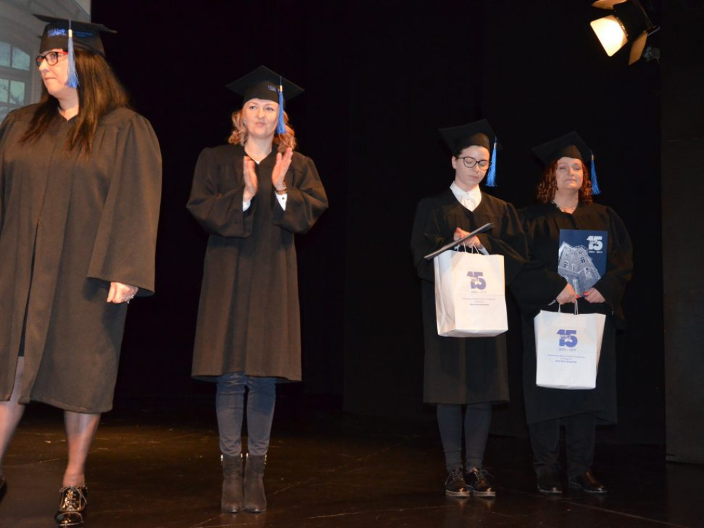 Studenci z dyplomami ukończenia głogowskiej uczelni. Absolutorium w PWSZ