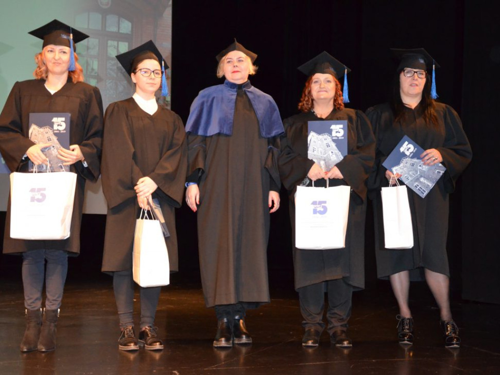 Studenci z dyplomami ukończenia głogowskiej uczelni. Absolutorium w PWSZ