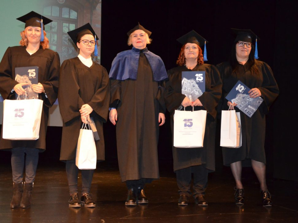 Studenci z dyplomami ukończenia głogowskiej uczelni. Absolutorium w PWSZ