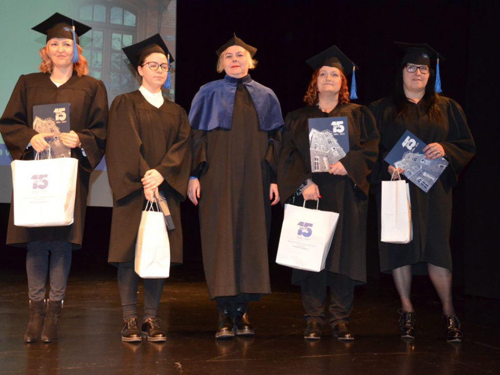 Studenci z dyplomami ukończenia głogowskiej uczelni. Absolutorium w PWSZ