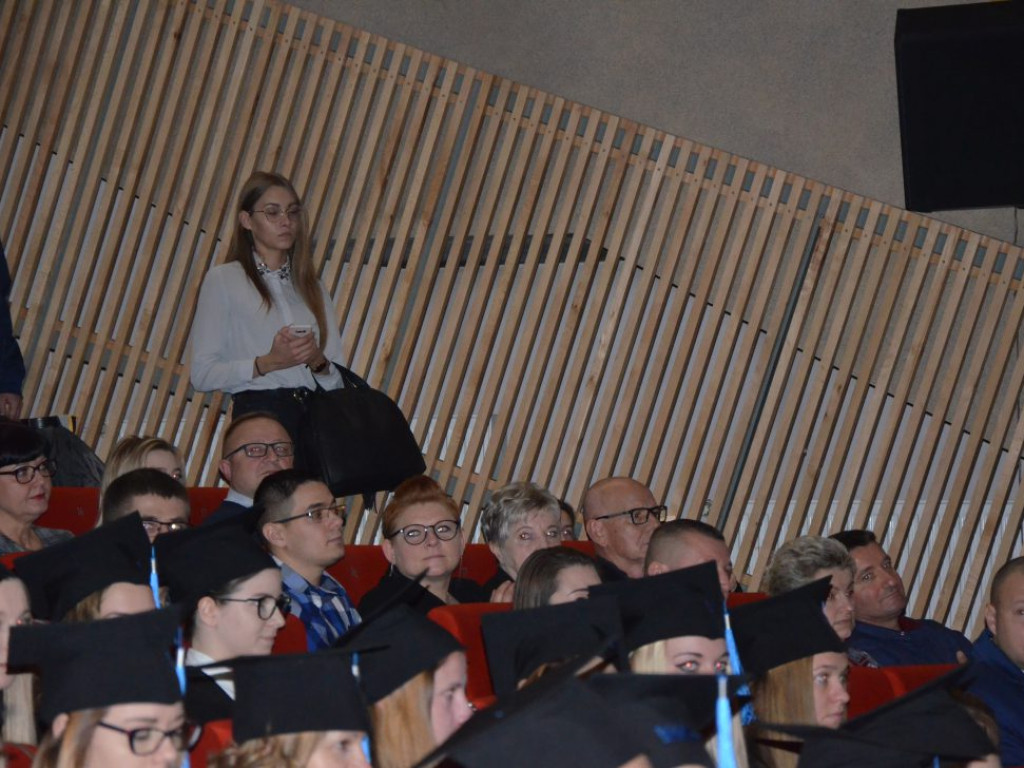 Studenci z dyplomami ukończenia głogowskiej uczelni. Absolutorium w PWSZ
