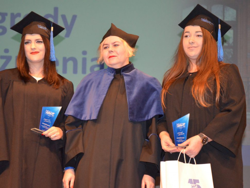 Studenci z dyplomami ukończenia głogowskiej uczelni. Absolutorium w PWSZ