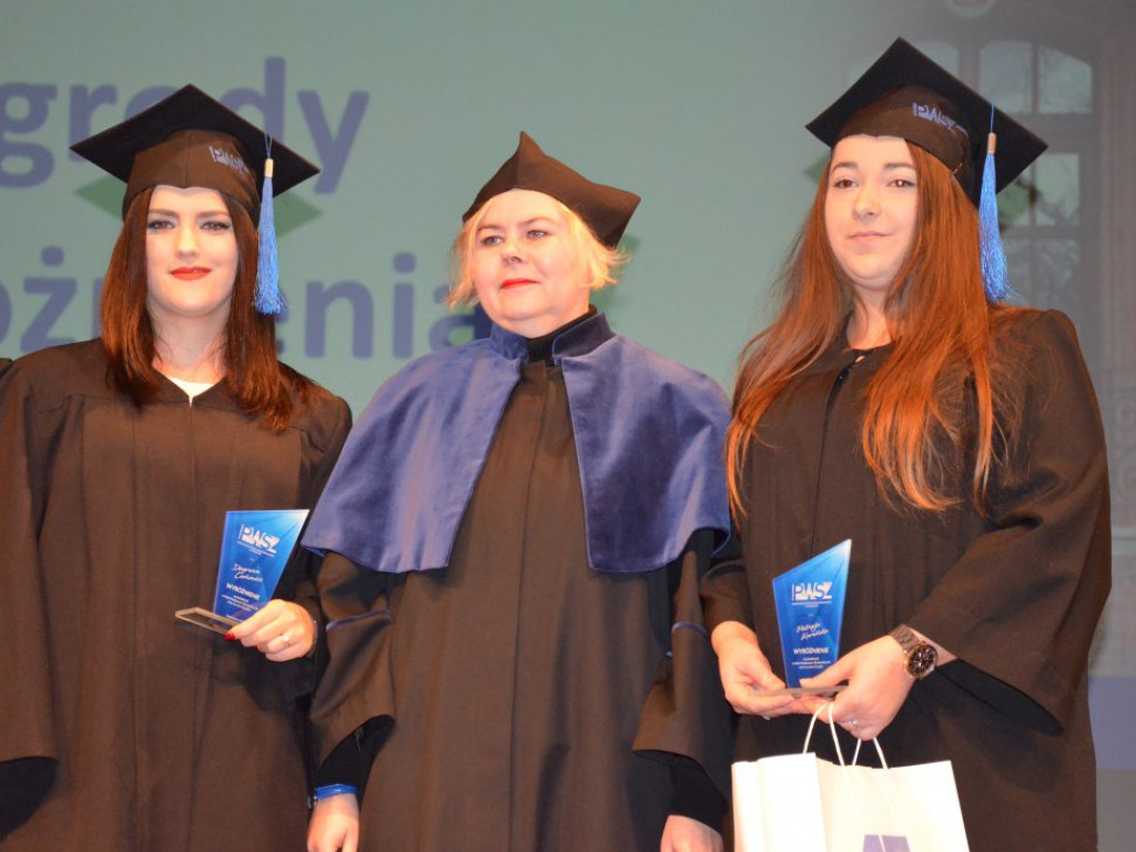 Studenci z dyplomami ukończenia głogowskiej uczelni. Absolutorium w PWSZ