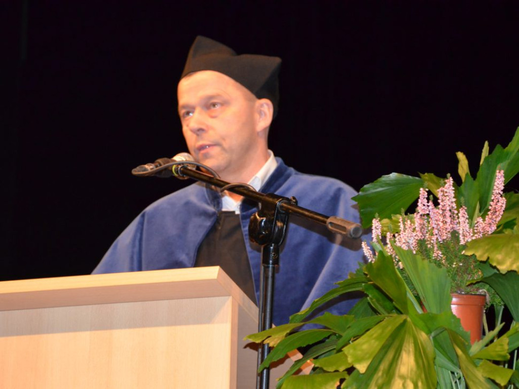 Studenci z dyplomami ukończenia głogowskiej uczelni. Absolutorium w PWSZ