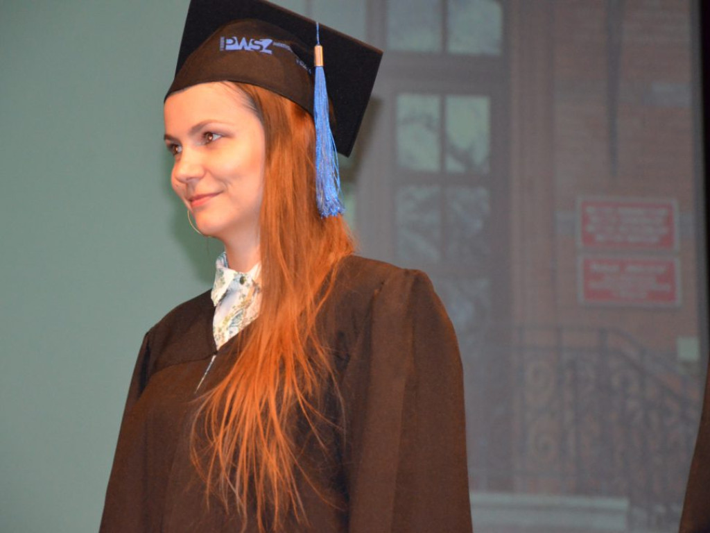 Studenci z dyplomami ukończenia głogowskiej uczelni. Absolutorium w PWSZ