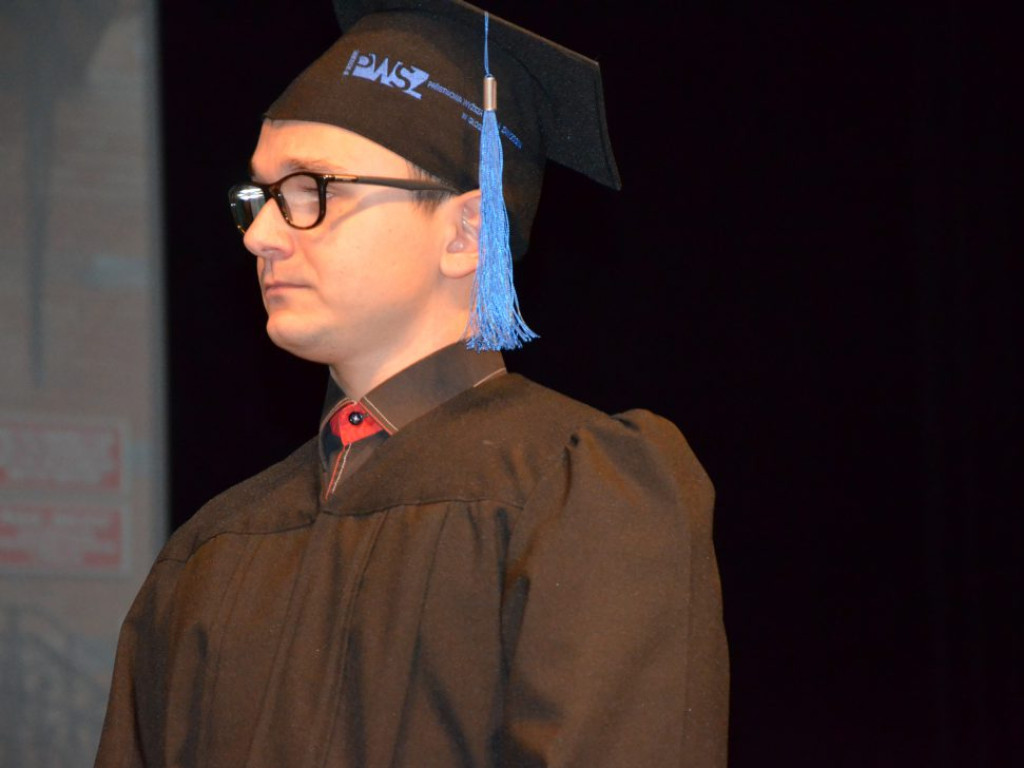 Studenci z dyplomami ukończenia głogowskiej uczelni. Absolutorium w PWSZ