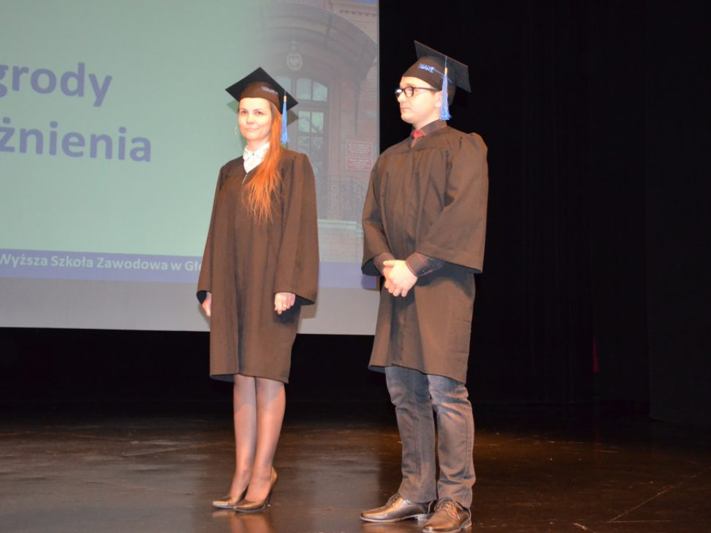 Studenci z dyplomami ukończenia głogowskiej uczelni. Absolutorium w PWSZ