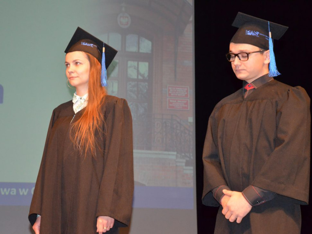 Studenci z dyplomami ukończenia głogowskiej uczelni. Absolutorium w PWSZ