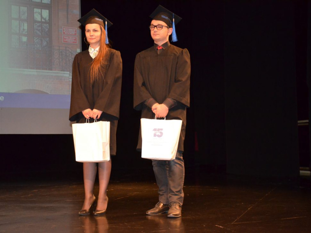 Studenci z dyplomami ukończenia głogowskiej uczelni. Absolutorium w PWSZ