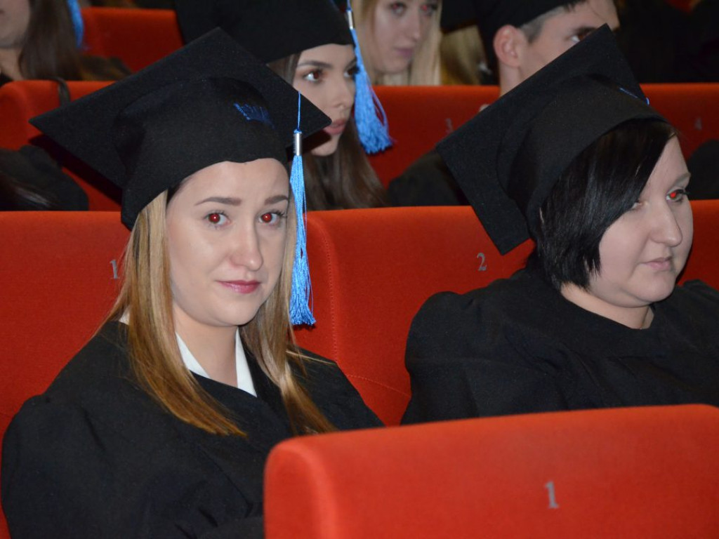 Studenci z dyplomami ukończenia głogowskiej uczelni. Absolutorium w PWSZ