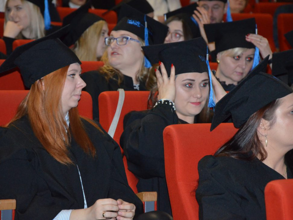 Studenci z dyplomami ukończenia głogowskiej uczelni. Absolutorium w PWSZ